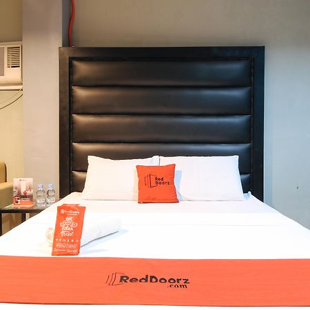 Reddoorz @ P Florentino Street Sampaloc Манила Экстерьер фото