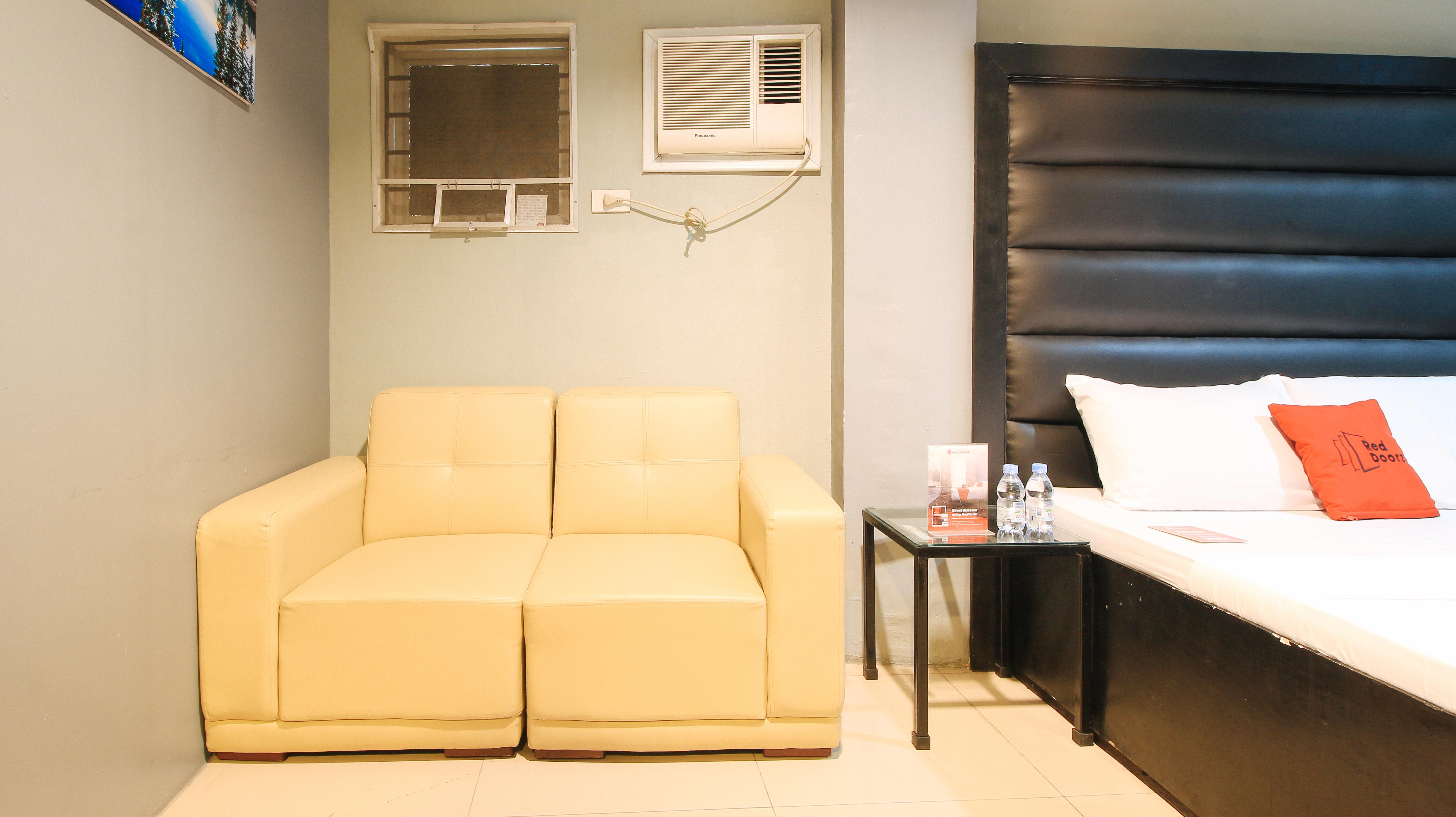 Reddoorz @ P Florentino Street Sampaloc Манила Экстерьер фото