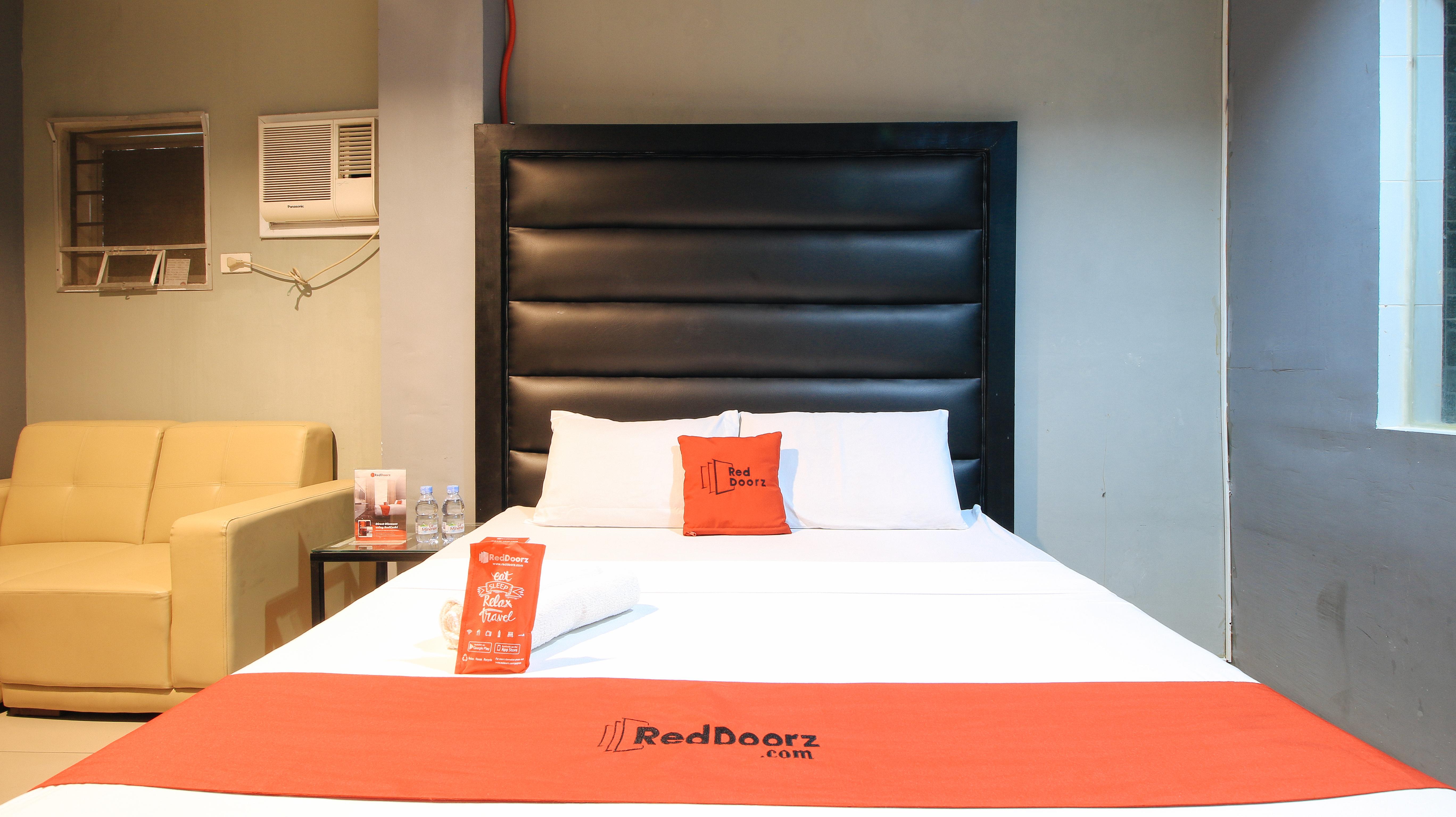 Reddoorz @ P Florentino Street Sampaloc Манила Экстерьер фото
