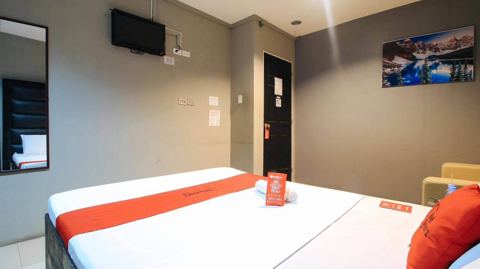 Reddoorz @ P Florentino Street Sampaloc Манила Экстерьер фото