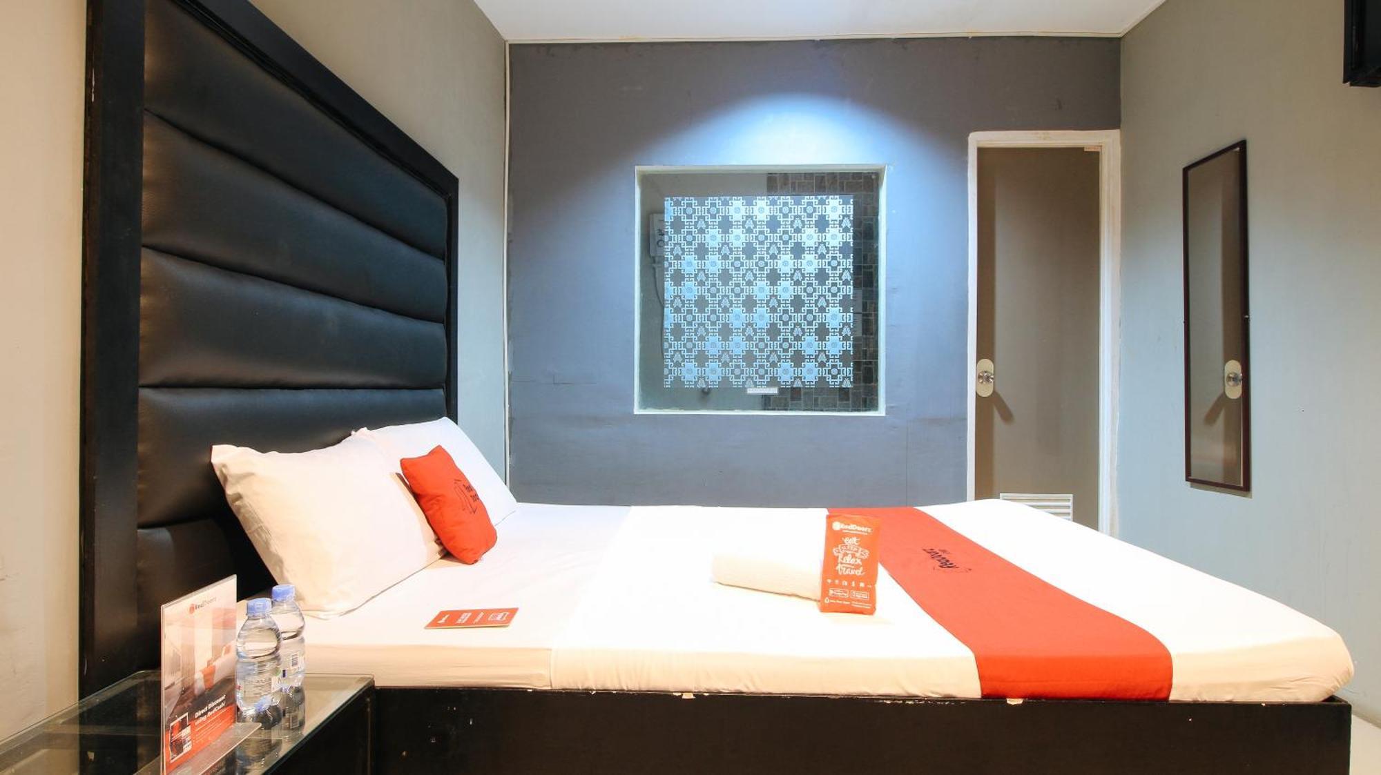 Reddoorz @ P Florentino Street Sampaloc Манила Экстерьер фото
