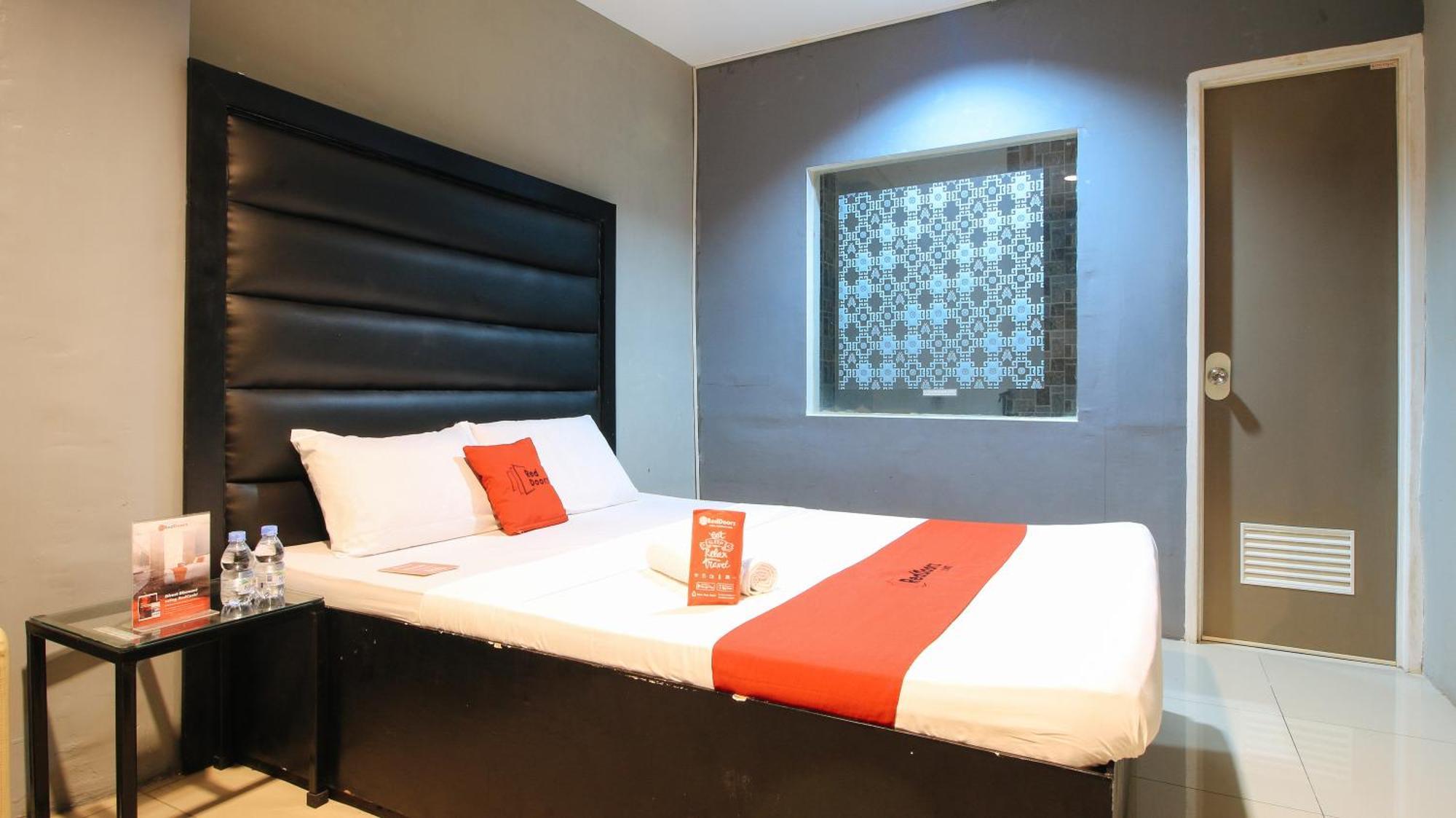 Reddoorz @ P Florentino Street Sampaloc Манила Экстерьер фото