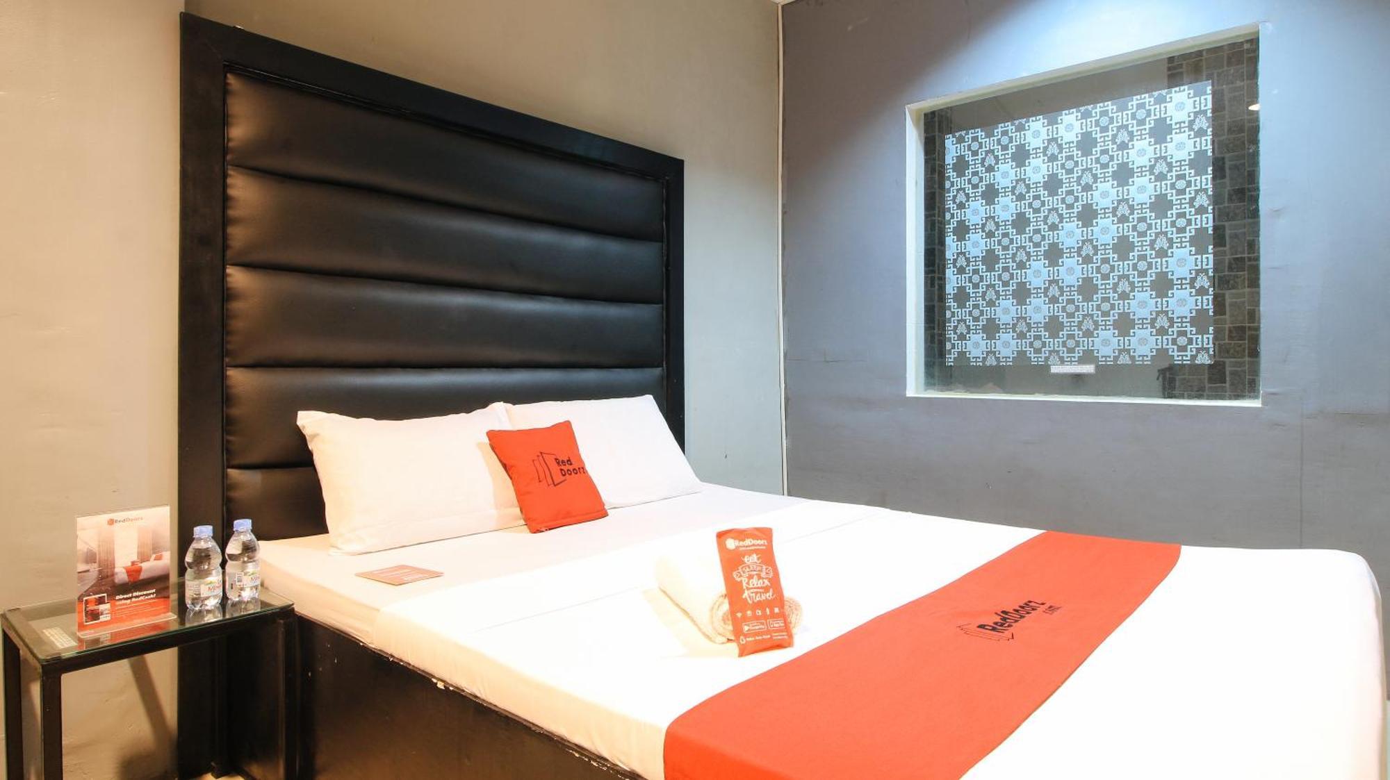 Reddoorz @ P Florentino Street Sampaloc Манила Экстерьер фото