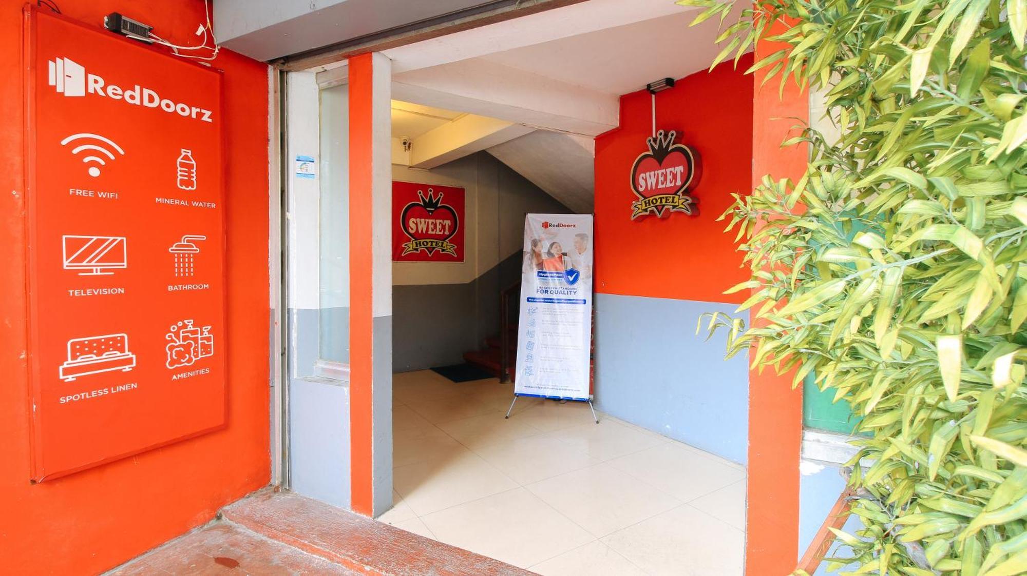 Reddoorz @ P Florentino Street Sampaloc Манила Экстерьер фото