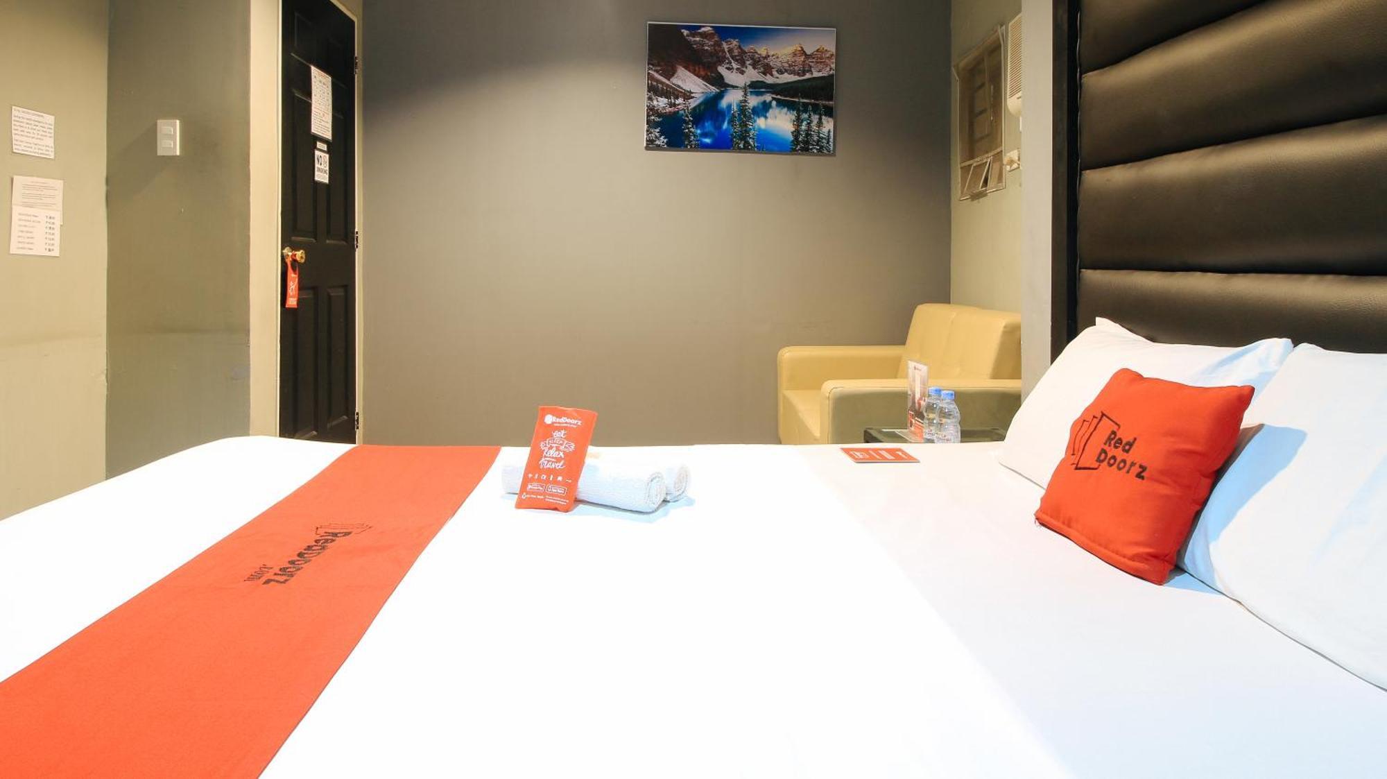Reddoorz @ P Florentino Street Sampaloc Манила Экстерьер фото