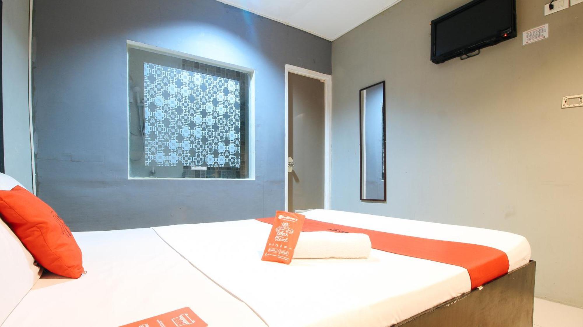 Reddoorz @ P Florentino Street Sampaloc Манила Экстерьер фото