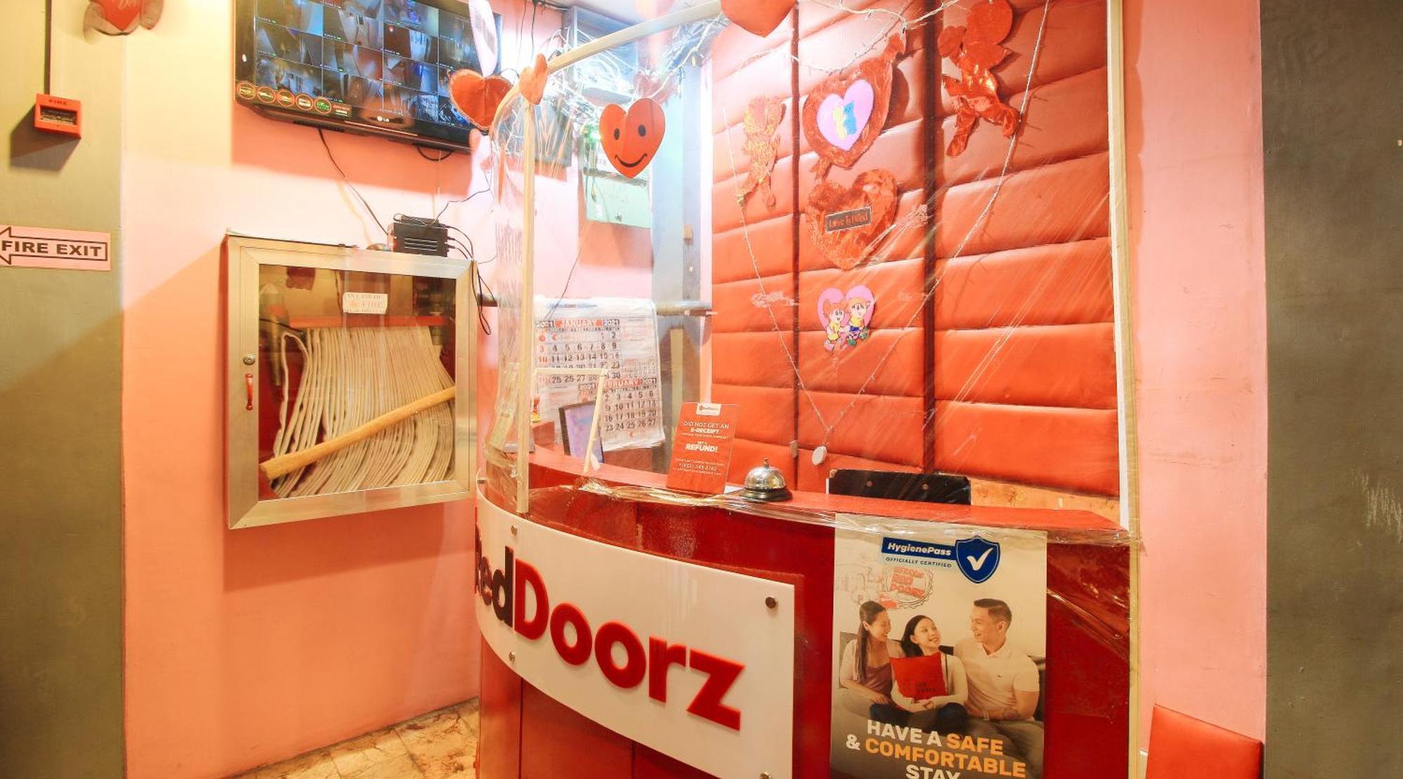 Reddoorz @ P Florentino Street Sampaloc Манила Экстерьер фото