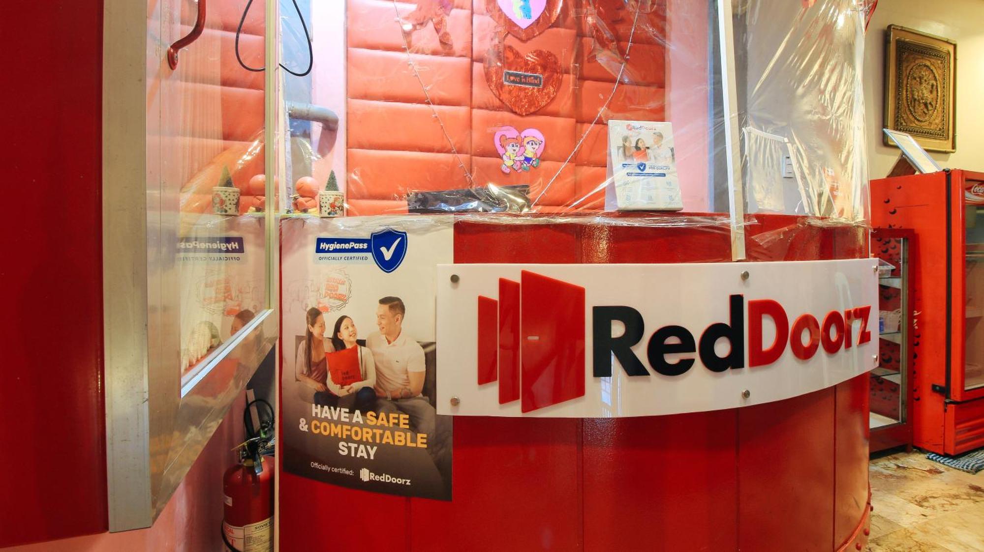 Reddoorz @ P Florentino Street Sampaloc Манила Экстерьер фото