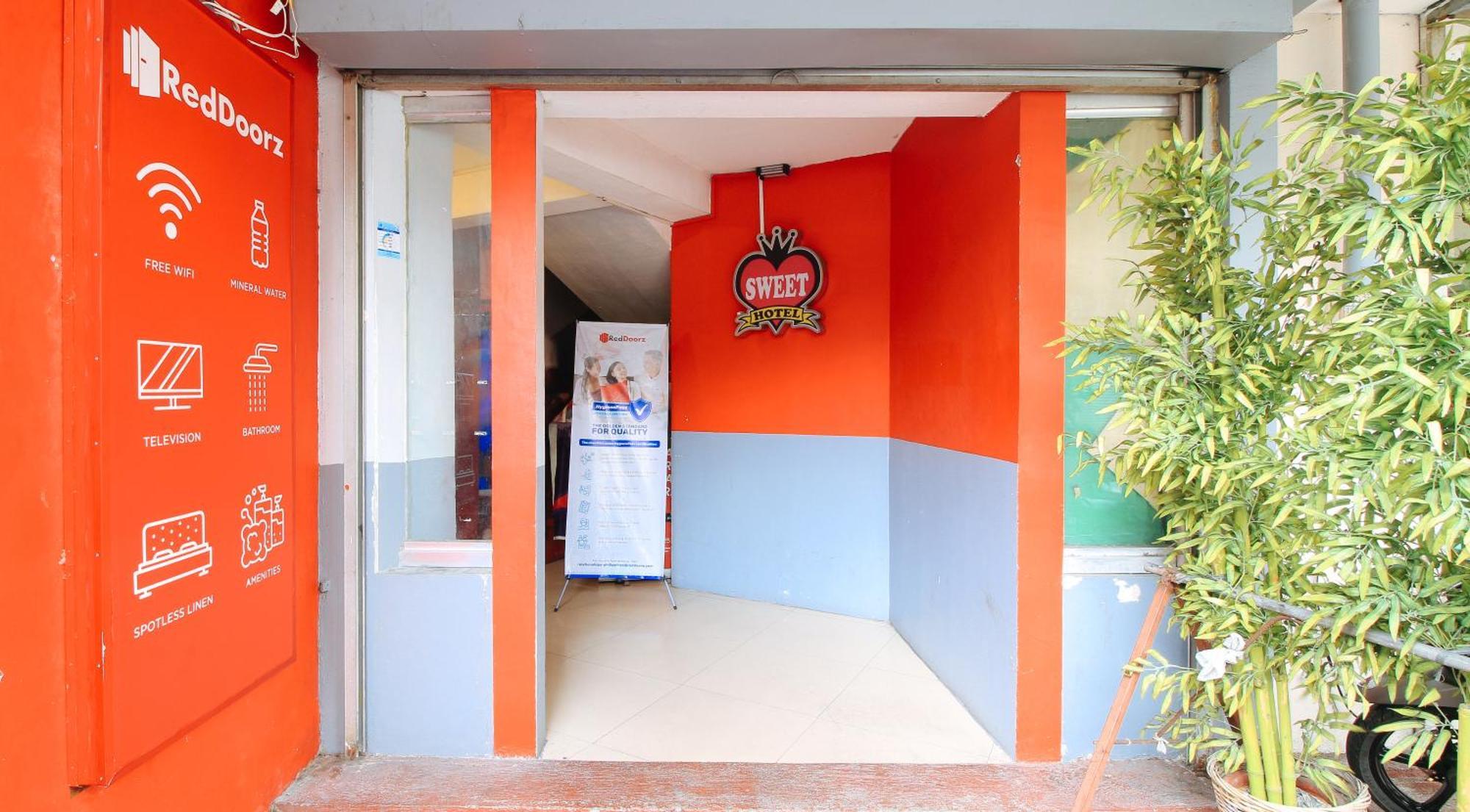 Reddoorz @ P Florentino Street Sampaloc Манила Экстерьер фото