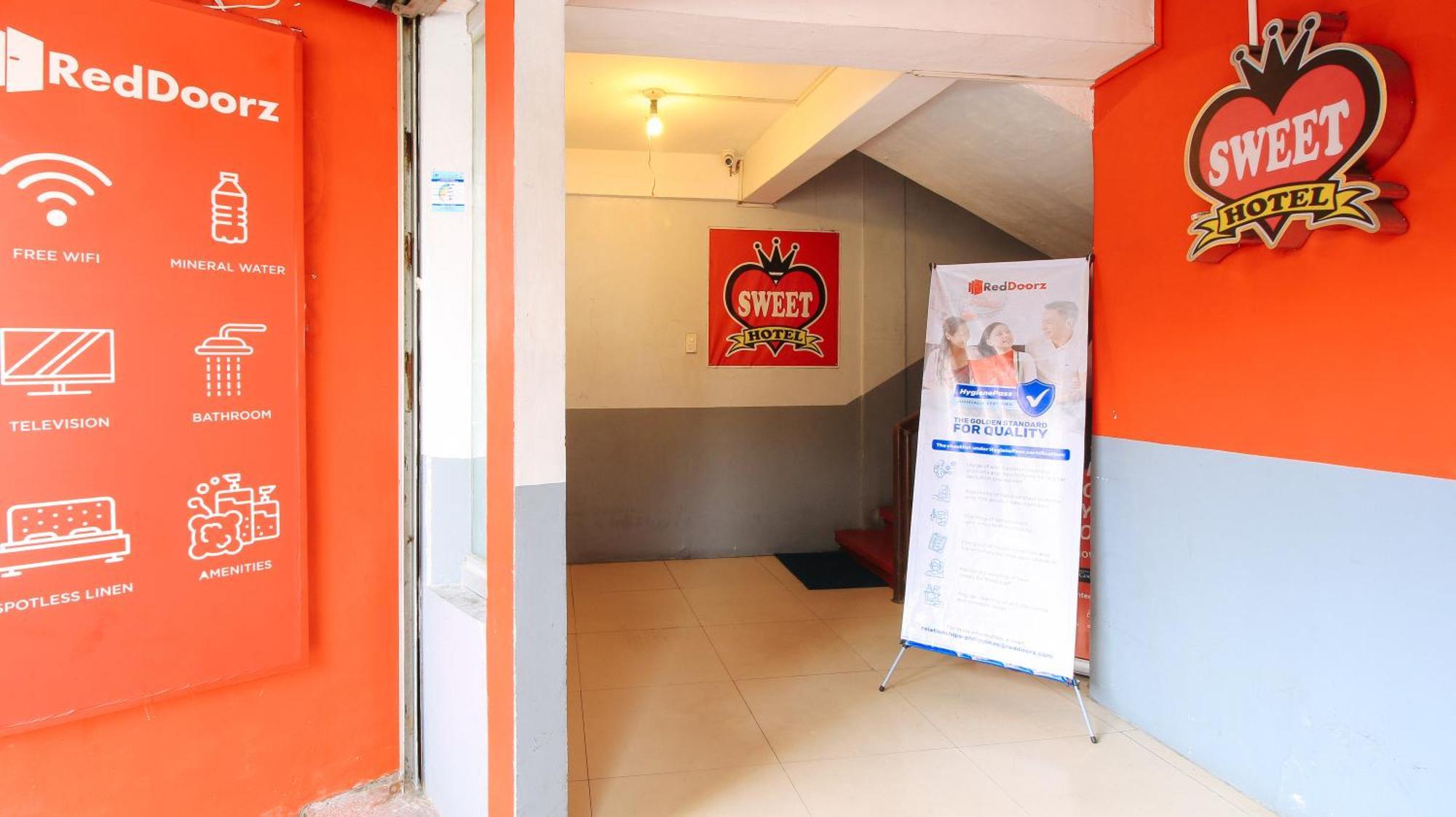 Reddoorz @ P Florentino Street Sampaloc Манила Экстерьер фото
