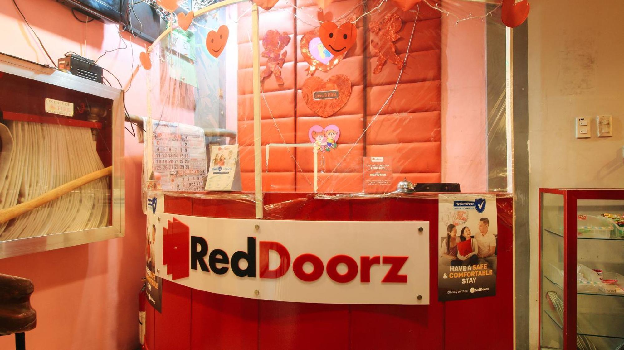 Reddoorz @ P Florentino Street Sampaloc Манила Экстерьер фото
